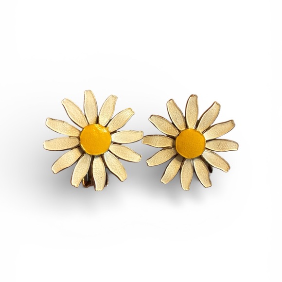 Vintage Jewelry - Vintage Enameled White & Gold Daisy Clip On Earrings